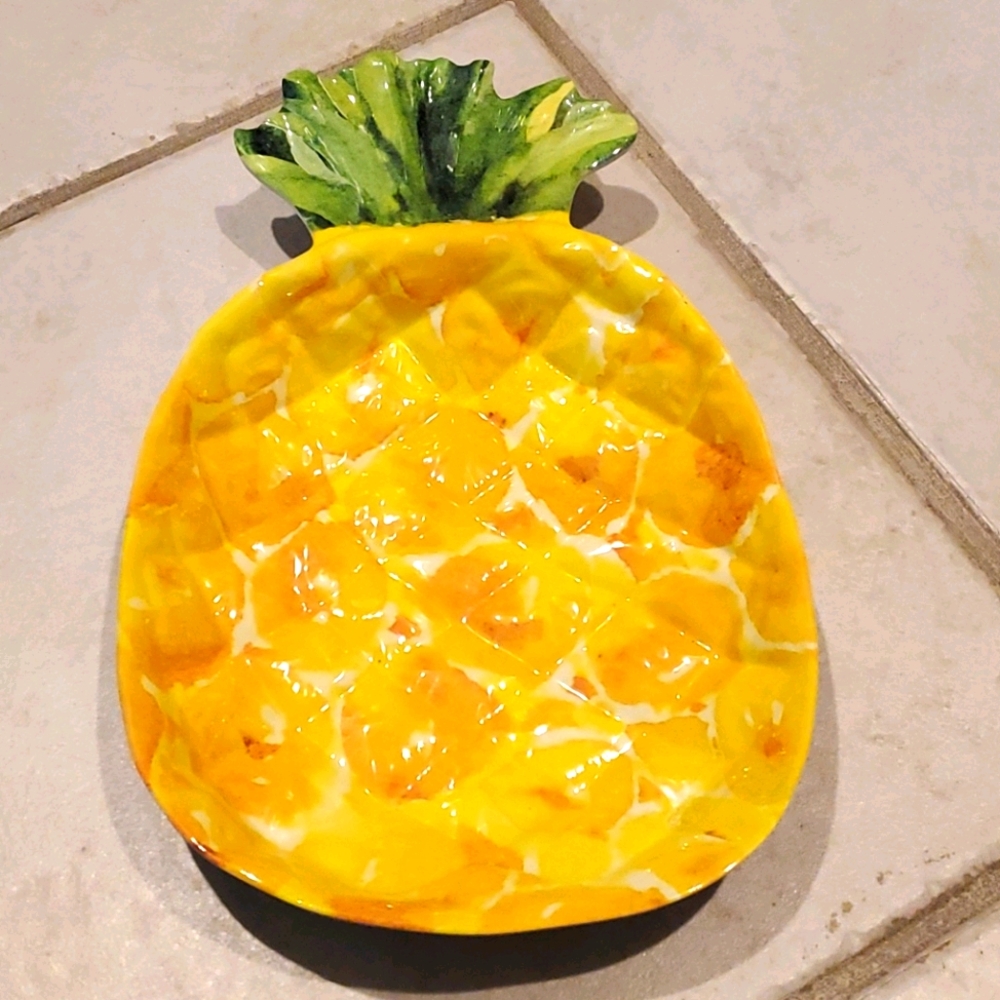 Pineapple serving dish